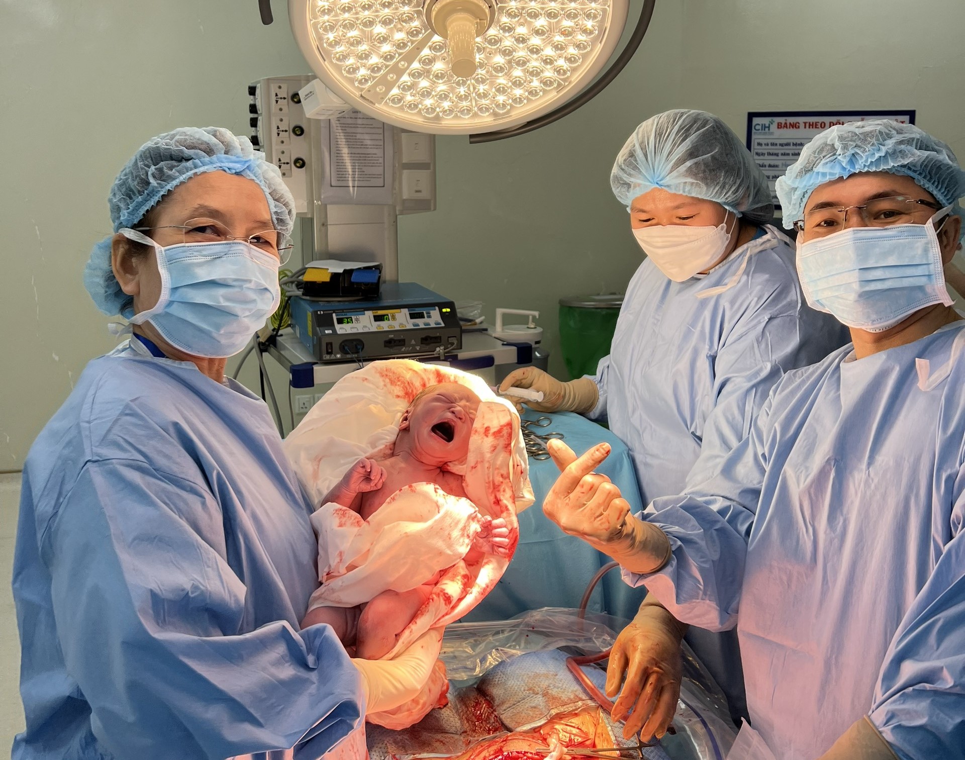 Mổ sinh và bóc tách thành công khối u khổng lồ chèn ép thai nhi