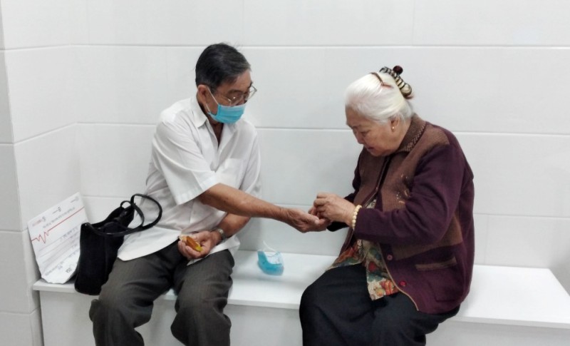 Bí quyết sống đến 80 tuổi “hổng có bệnh gì” của cặp đôi “bát thập cổ lai hi” ở miền Tây