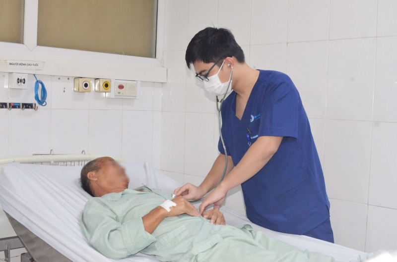 Bệnh nhân 60 tuổi ngộ độc do uống nhầm nước lau sàn đựng trong chai nước ngọt