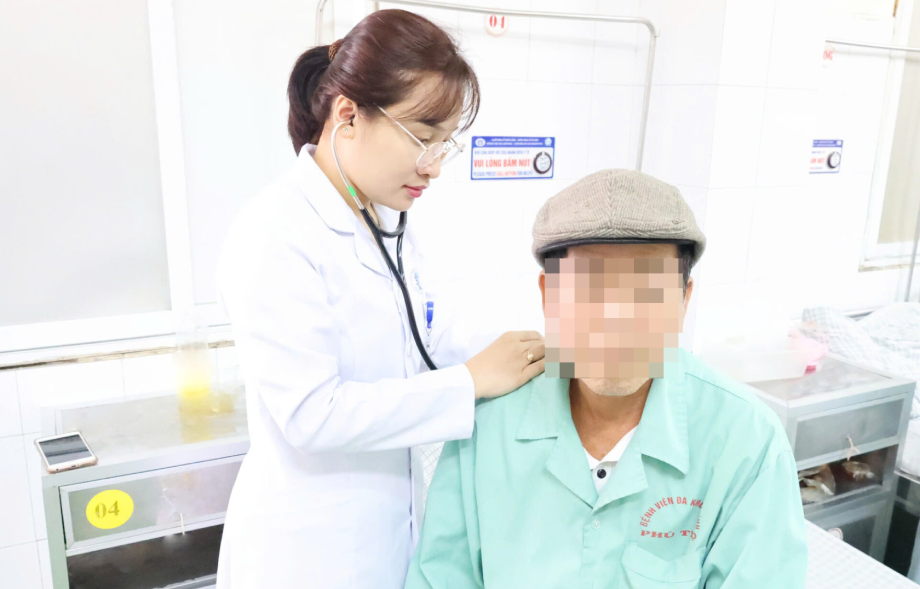 Nhập viện cấp cứu vì uống nước lá vối, xạ đen cả tháng để giải độc gan