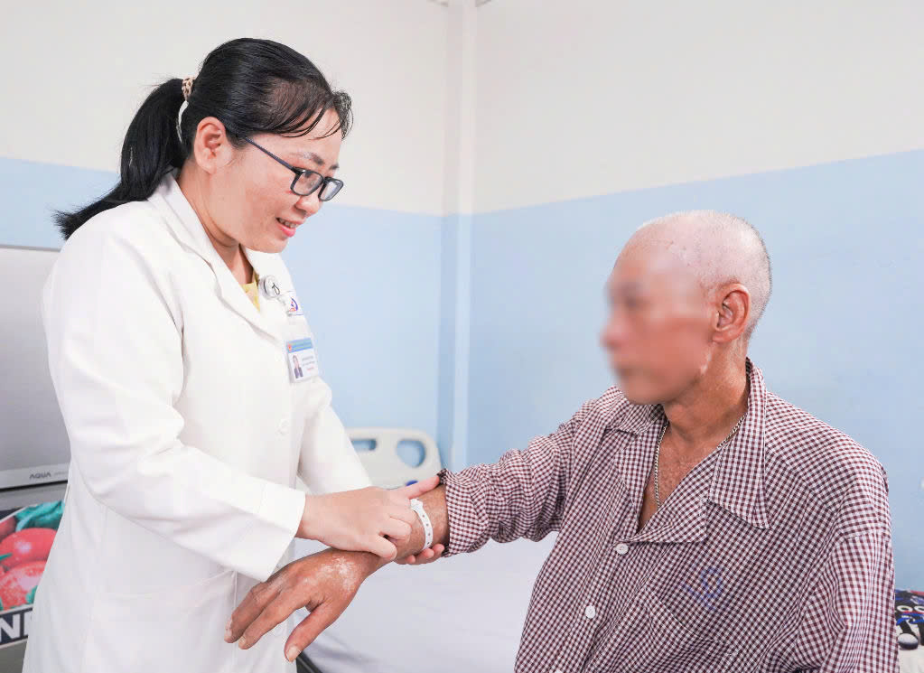 Điều trị nhiều năm không khỏi, người đàn ông phát hiện mắc bệnh xơ cứng bì hiếm gặp