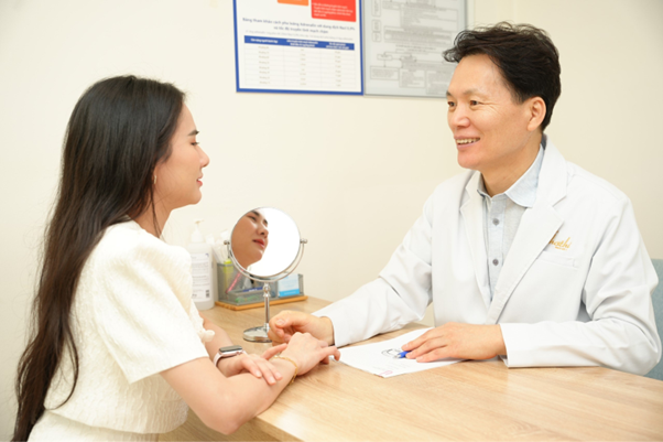 Bác sĩ Kim Young Moon - bác sĩ PTTM được săn đón nhiều tại Hàn Quốc 