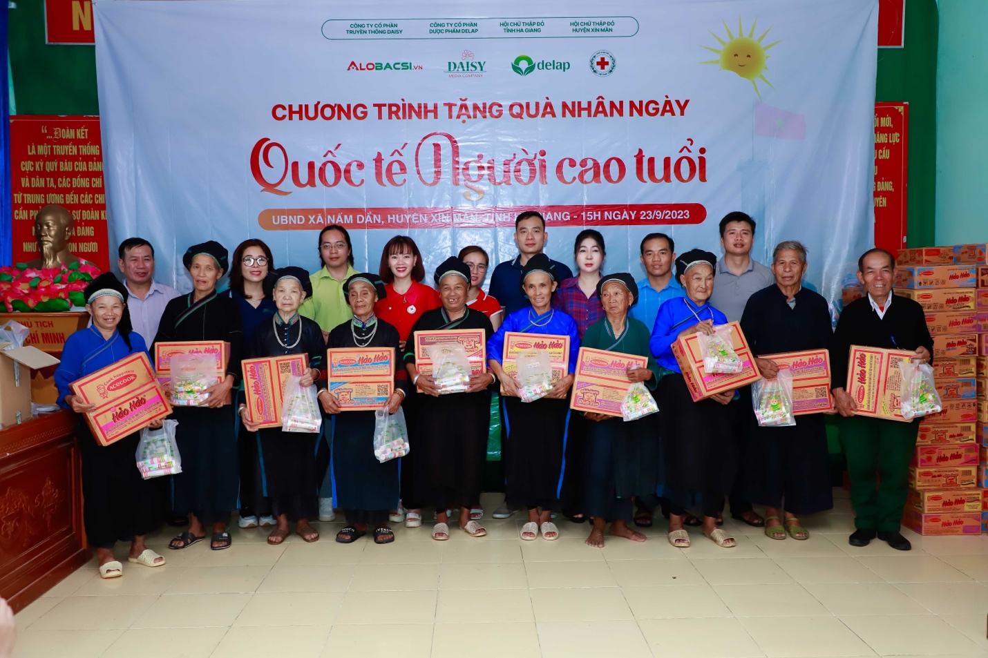 Delap trao tặng 100.000 tuýp sủi vitamin cho người cao tuổi ở Hà Giang