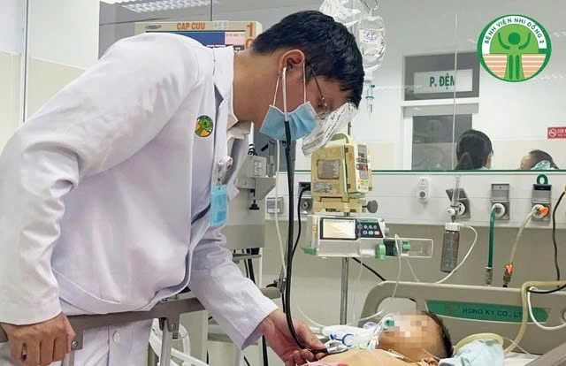 Chạm tay vào bàn inox, bé 6 tuổi bị điện giật nguy kịch