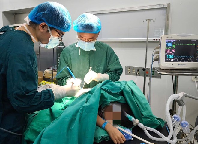 Té ngã trong giờ ra chơi, bé trai 8 tuổi bất ngờ phát hiện bệnh phổi hiếm gặp