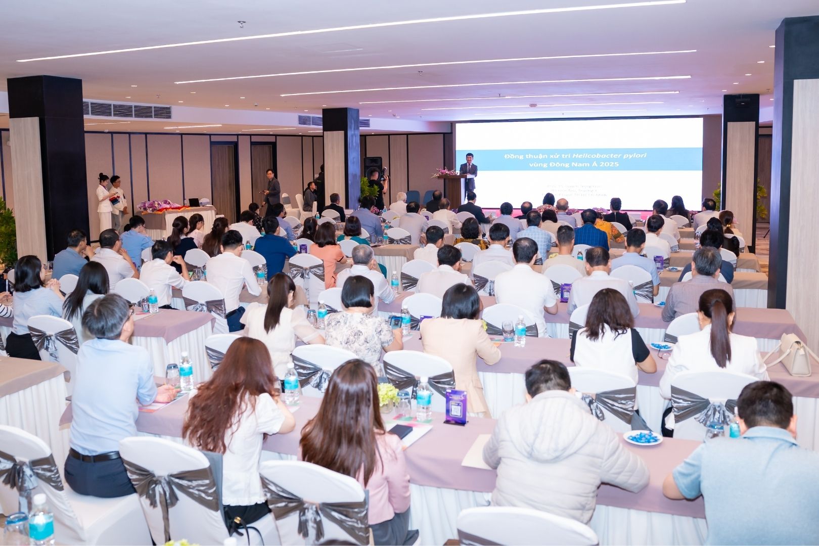 Vi khuẩn dạ dày H. pylori kháng thuốc gia tăng: Điều trị không còn theo một phác đồ chung